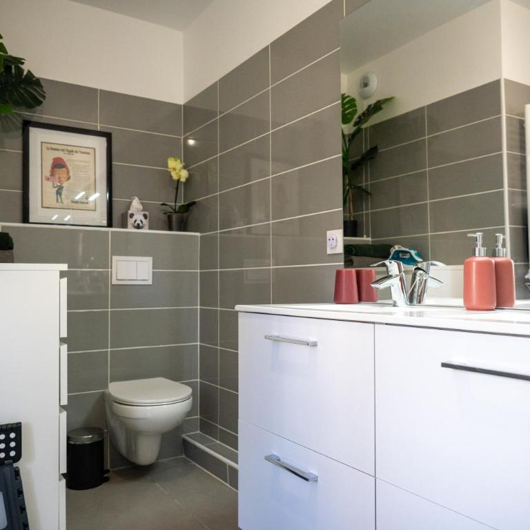 PWS - Sunny modern flat near Juan Les Pins Pinede & beach - Terrace & AC! - Two-Bedroom Apartment - 10