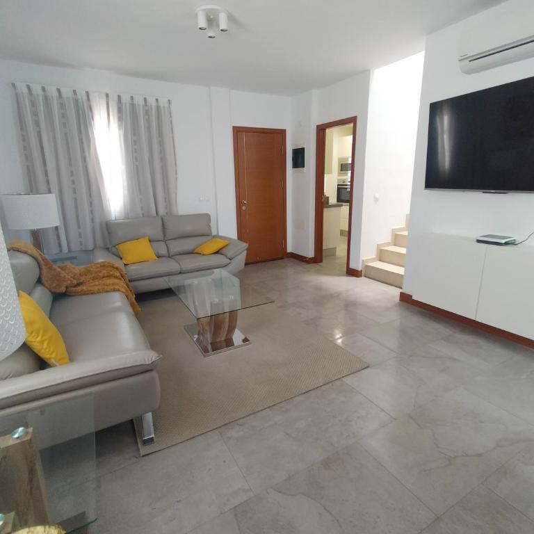 LUXURY RUBICON Jacuzzi y Piscina - Three-Bedroom Villa - 23