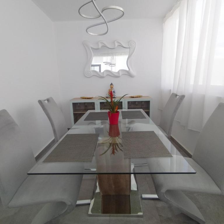 LUXURY RUBICON Jacuzzi y Piscina - Three-Bedroom Villa - 28