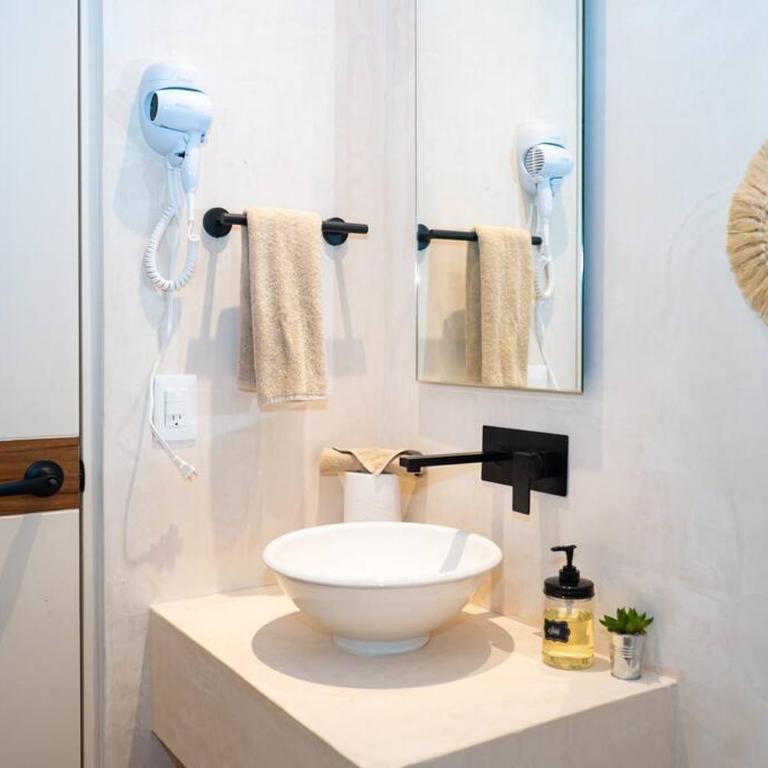 Beach Access Sunrise Condo private pool fast wifi - One-Bedroom Apartment - 16