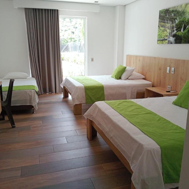 Hotel Monte Bello - Habitación Familiar con balcón - 1