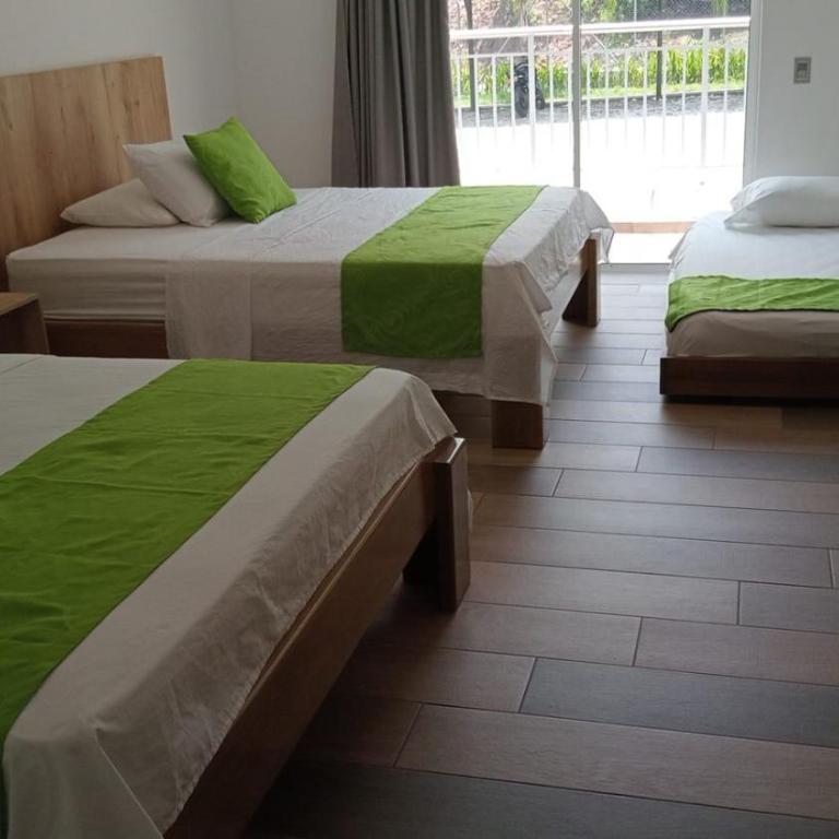 Hotel Monte Bello - Habitación Familiar con balcón - 2