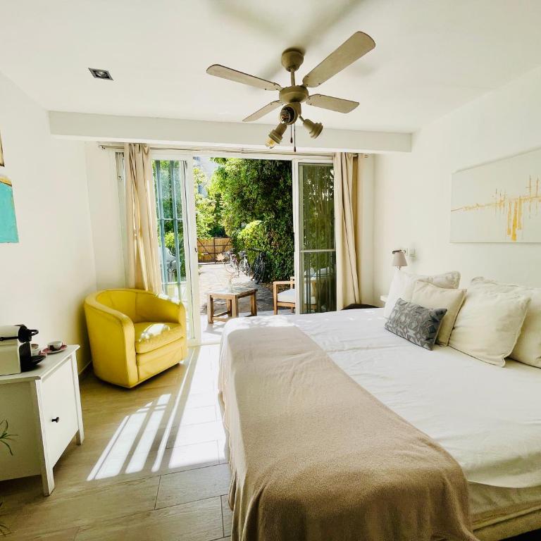 SuperHosts Suites Estepona - Habitación Deluxe con cama extragrande - 3