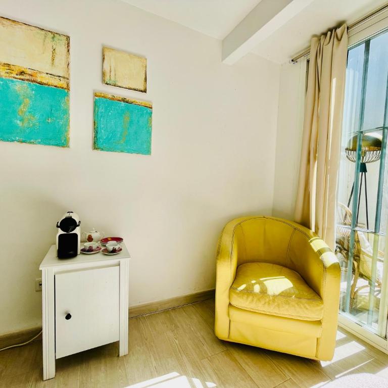 SuperHosts Suites Estepona - Habitación Deluxe con cama extragrande - 4