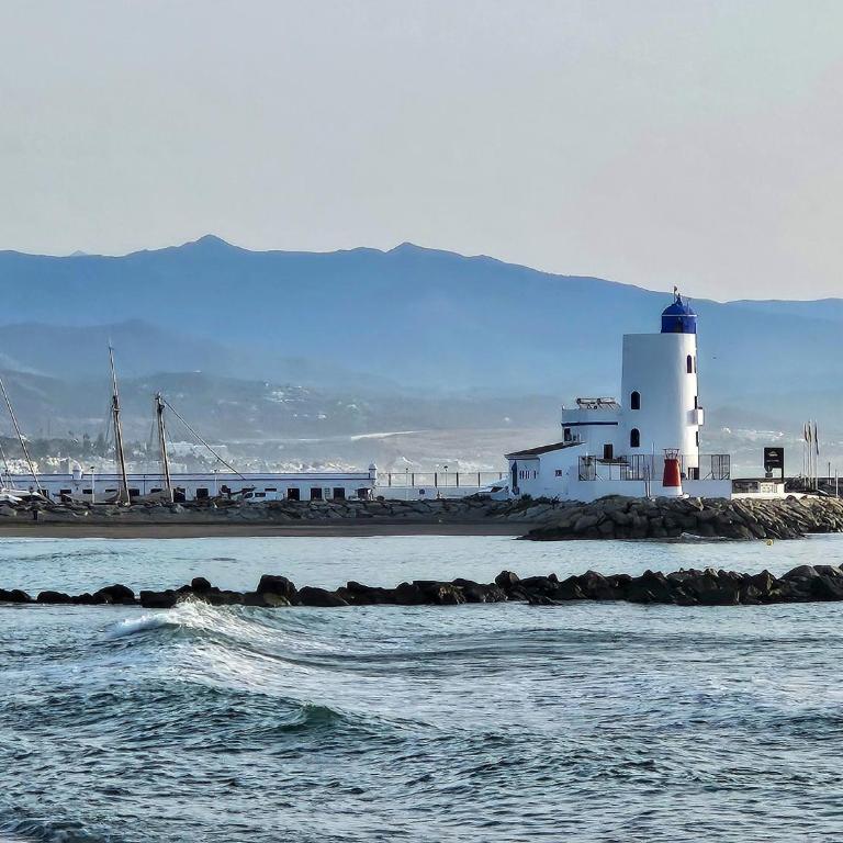 Detached Villa 4 bed Duquesa with Private infinity pool close to port and beach - Villa - 89
