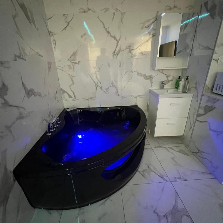 Suite baignoire balnéo st Charles - Chambre Deluxe - 3