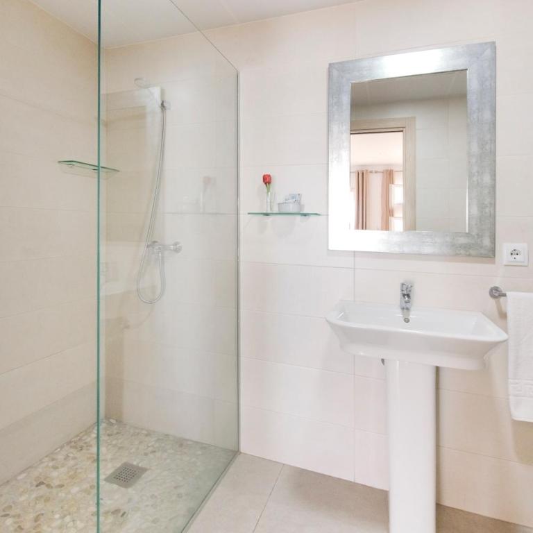 Hotel San Miguel - Habitación Doble Deluxe con balcón y vistas al mar - 8