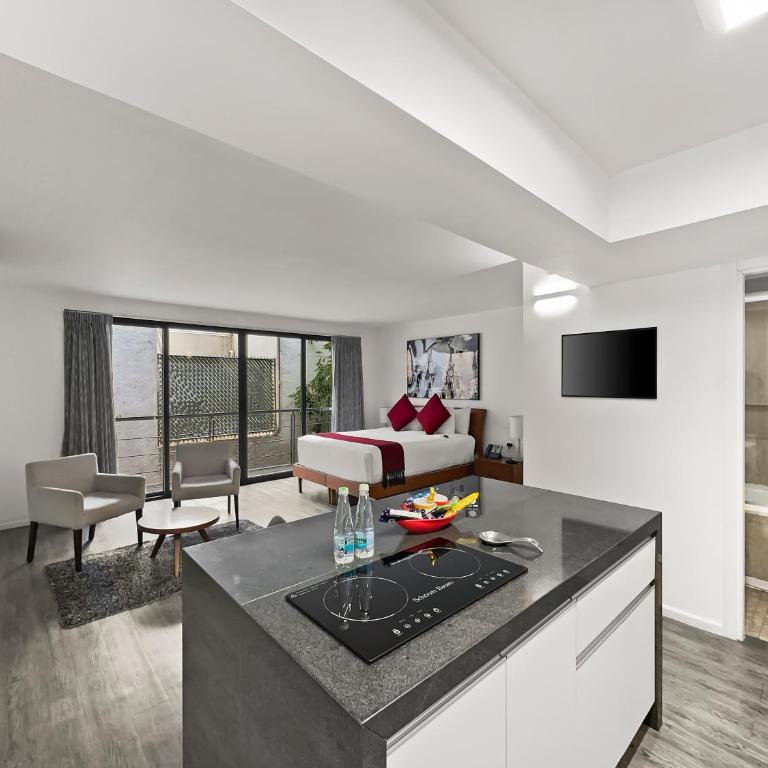 Armonik Suites By Casanevo - Deluxe Double Room with One Queen Bed - 8