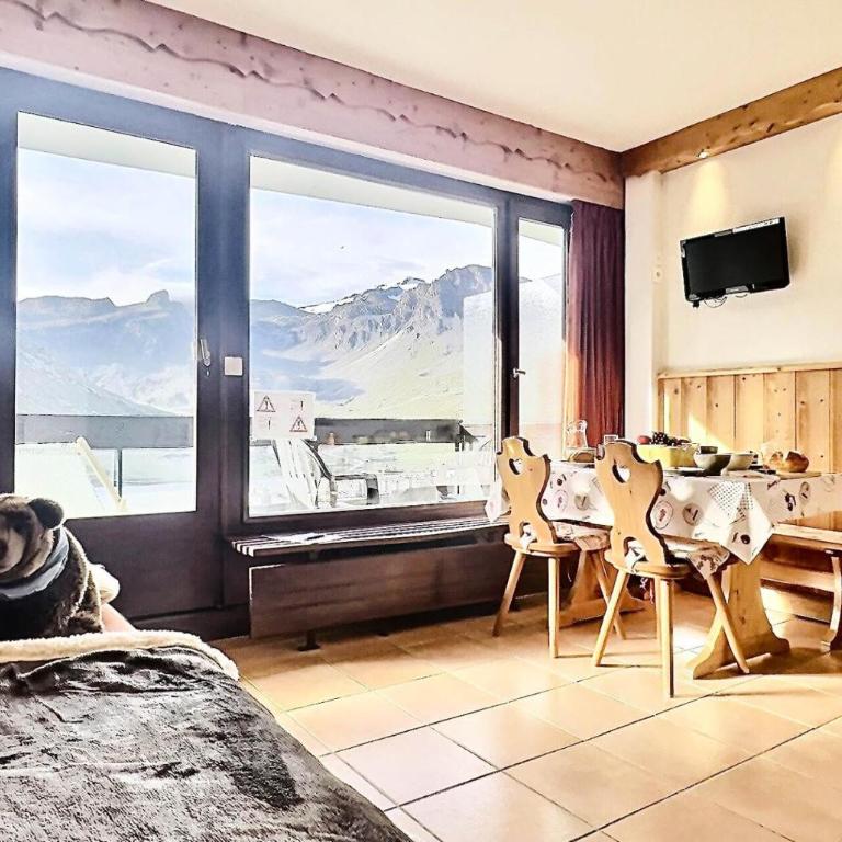 Résidence Le Bec Rouge - joli studio 4 personnes à Tignes ski aux pieds et proche des commerces dans le quartier du Lac. Situé au 6ème étage d'une grande MAE-2125 - Monolocale - 1