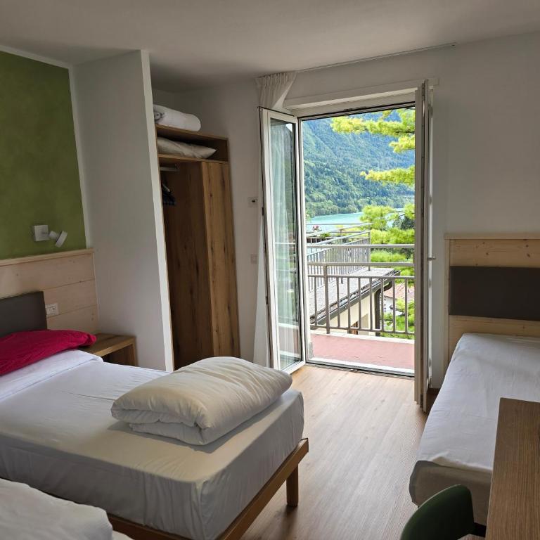 Hotel Miramonti - Habitación Triple con vistas al lago - 7