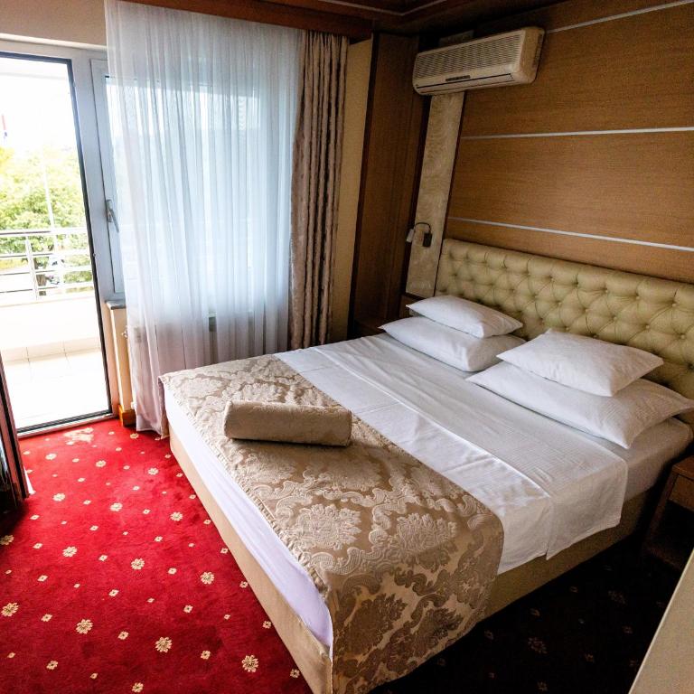 Hotel Cezar Banja Luka - Dvokrevetna Soba sa Bračnim Krevetom i Balkonom - 4