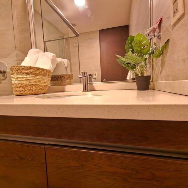 Comodo y equipado departamento en la Av Juan de la Rosa - One-Bedroom Apartment - 2