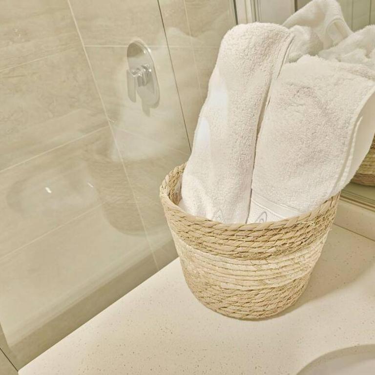 Comodo y equipado departamento en la Av Juan de la Rosa - One-Bedroom Apartment - 5