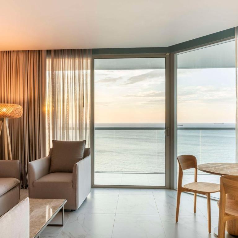 Hilton Santa Marta - Suite con cama extragrande y balcón - Vistas al mar - 1