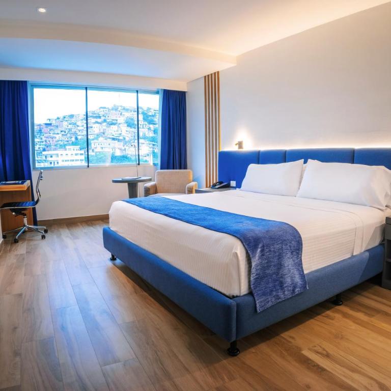 Wyndham Guayaquil, Puerto Santa Ana - Habitación con cama extragrande y vistas a la ciudad - 11