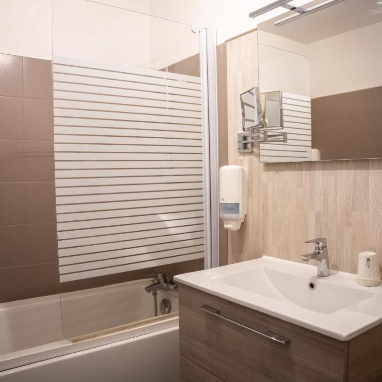 Logis Hotel des Granges - Chambre Triple Confort - 1