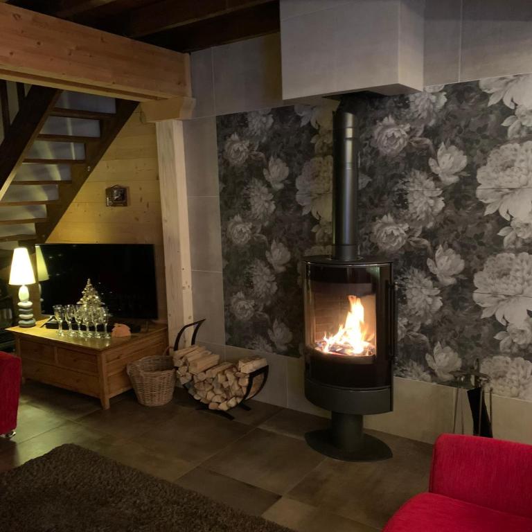 Spacious Ski Chalet In Traditional French Village, sleeps 8, Four Star with fibre broadband - Chalet - 62
