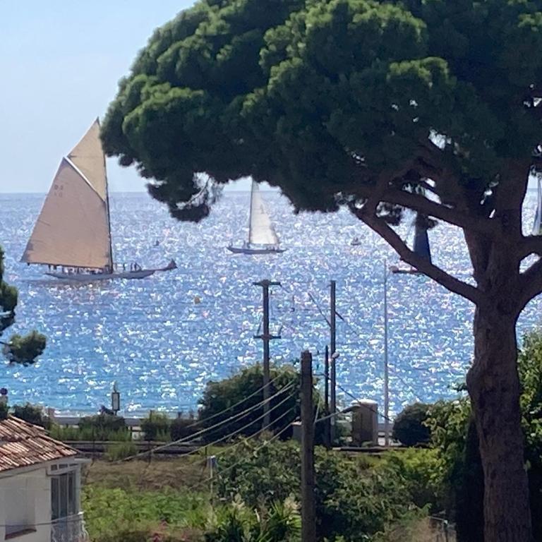 Cannes Sea View, by Beach, Private Room in Shared 3-Bedroom Apartment, Private Bathroom & Balcony,, Chambre avec salle de bain privative & balcon, chez l'habitant - Grande Chambre Double - 1