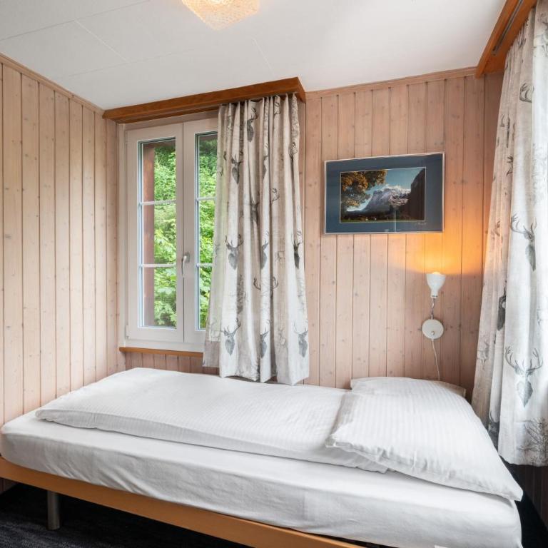 Jungfrau Lodge, Swiss Mountain Hotel - Dreibettzimmer mit eigenem Bad und Blick auf den Eiger - 3