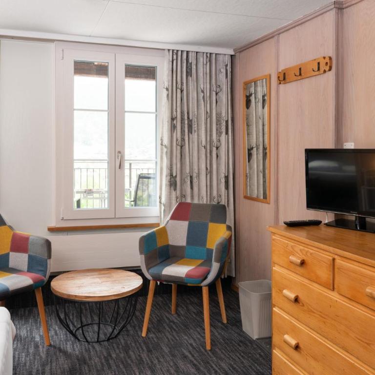 Jungfrau Lodge, Swiss Mountain Hotel - Dreibettzimmer mit eigenem Bad und Blick auf den Eiger - 4