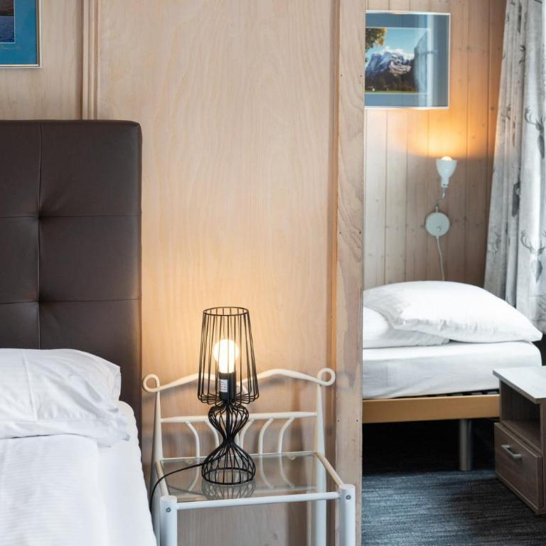 Jungfrau Lodge, Swiss Mountain Hotel - Dreibettzimmer mit eigenem Bad und Blick auf den Eiger - 5
