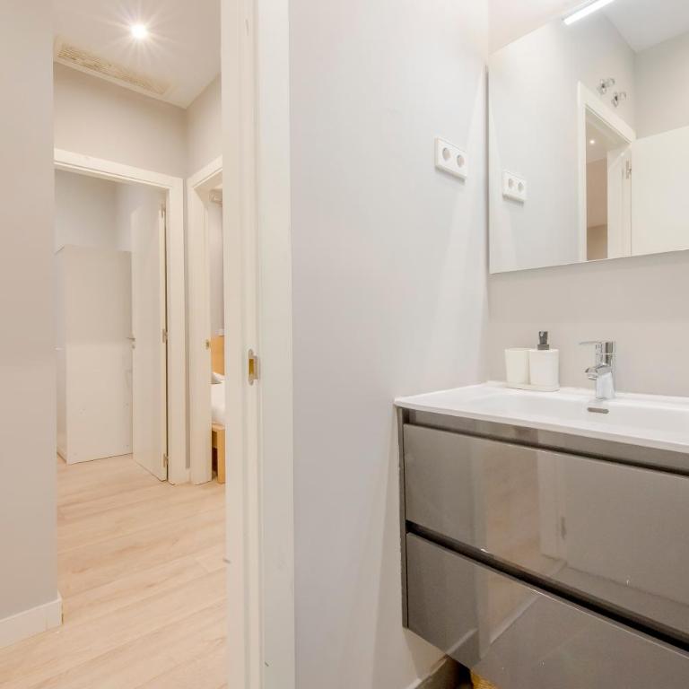 Acogedor Apt 3 habitaciones y terraza en el Centro de Madrid - Apartment - 9