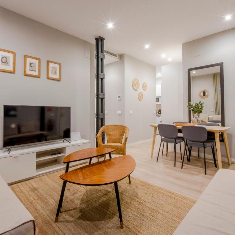Acogedor Apt 3 habitaciones y terraza en el Centro de Madrid - Apartment - 2