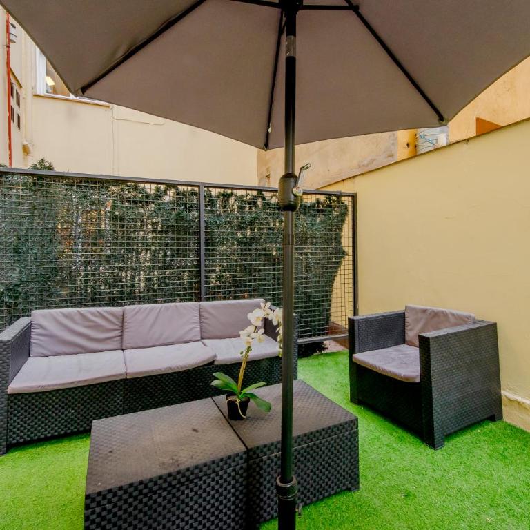 Acogedor Apt 3 habitaciones y terraza en el Centro de Madrid - Apartment - 24