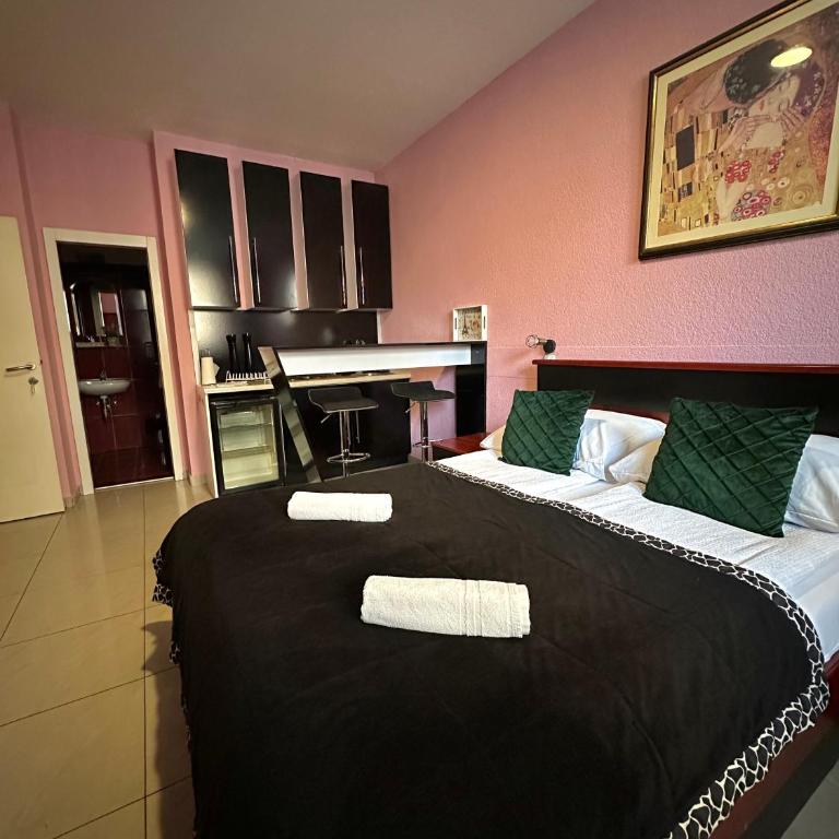 Hostel Herz - Dvokrevetna Soba sa Bračnim Krevetom i Sopstvenim Kupatilom - 11