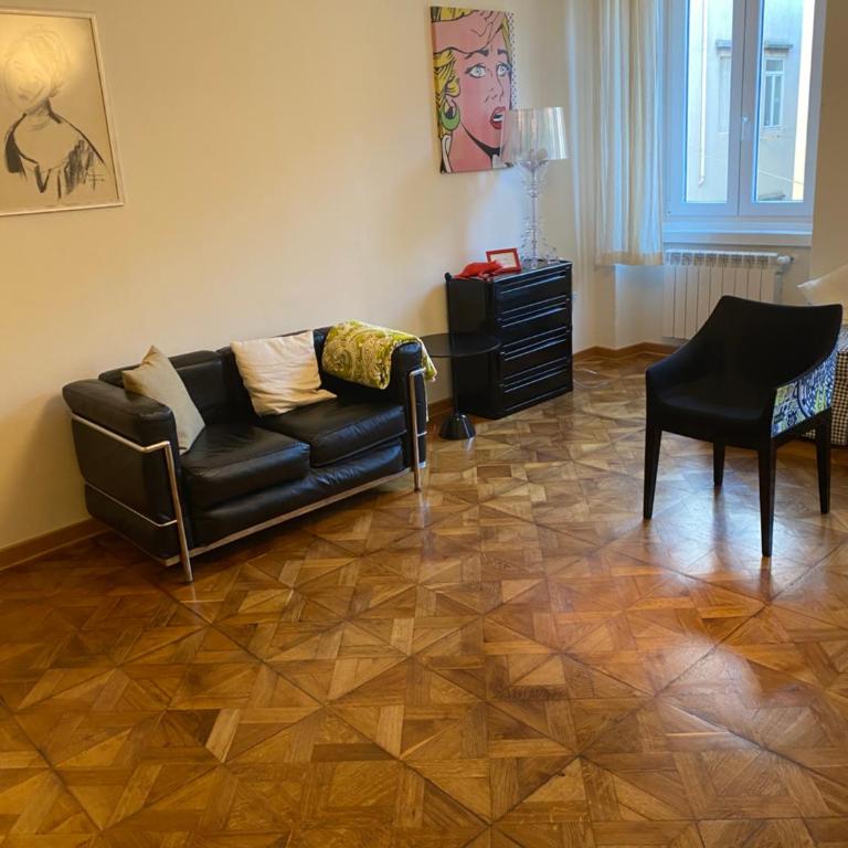 Alla Scalinata del Teatro Rossetti in viale XX Settembre parcheggio - Casa con 2 Camere da Letto - 54