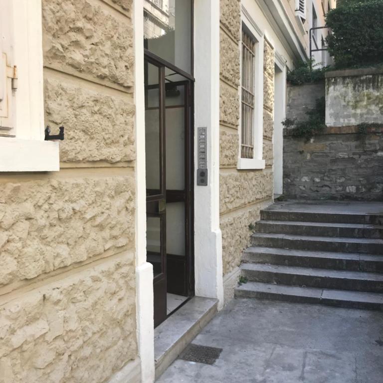 Alla Scalinata del Teatro Rossetti in viale XX Settembre parcheggio - Casa con 2 Camere da Letto - 55