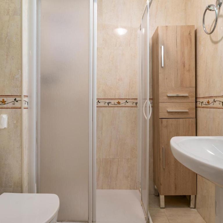 2 Bedroom Nice Apartment In Fuengirola - Apartamento de 2 dormitorios - 8