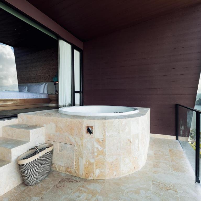 The Brown, Guatape, Autograph Collection - One-Bedroom Presidential King Suite with Sofa Bed and Lake View - 7