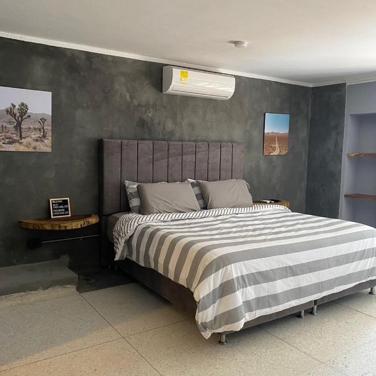 Casa Piedra Barranquilla - Habitación con cama extragrande y vistas al jardín - 5