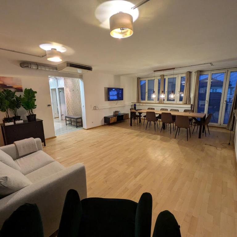 Munich Large Apartment 155 qm with 4 Bedrooms top located 1 to 12 guests - Four-Bedroom Apartment - 5