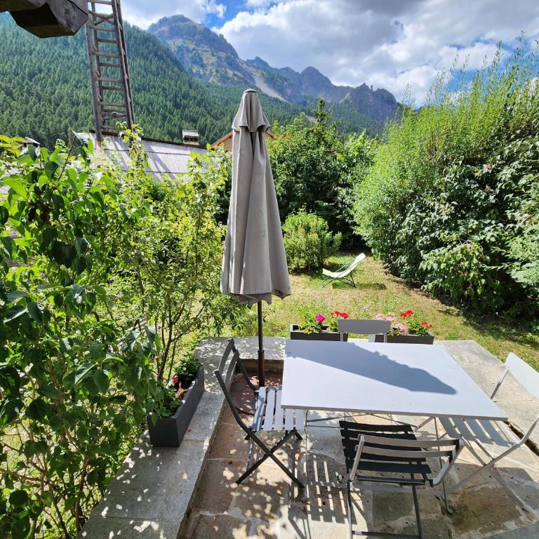 La Girandole Chambre d'hôtes et Location d'appartement - Appartement - Vue sur Piscine - 13