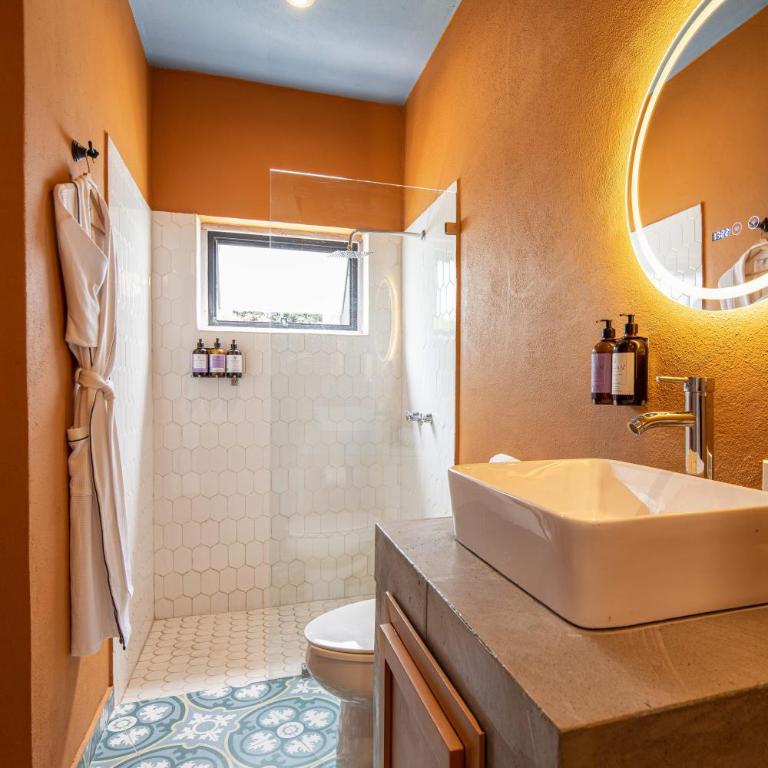HOLT Art Deco Retreat in Vibrant 3 Bedroom Villa - Casa - 10