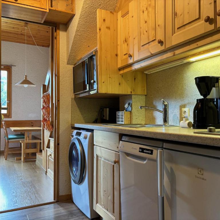 Duplex 3 pièces avec mezzanine, 6 pers, skis aux pieds, proche commodités - FR-1-329-96 - Apartment - 2