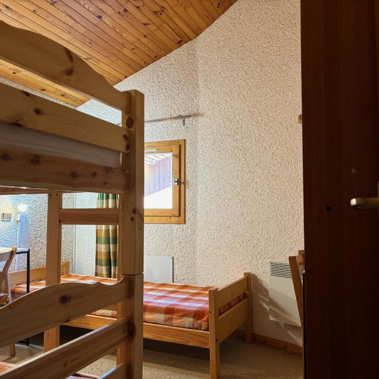 Duplex 3 pièces avec mezzanine, 6 pers, skis aux pieds, proche commodités - FR-1-329-96 - Apartment - 4