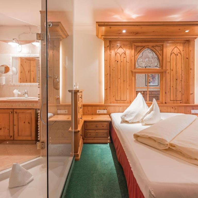 Hotel Vitalquelle Montafon - Habitación con cama grande y balcón - 1