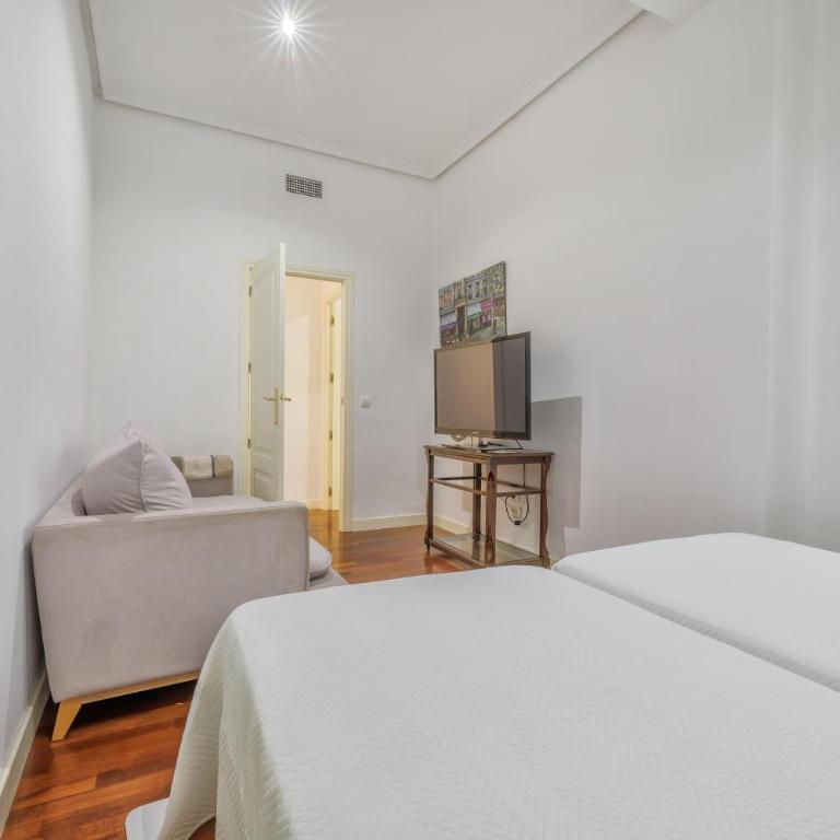 Apto Gran Capitán Center II - Parking Incluido - Three-Bedroom Apartment - 24