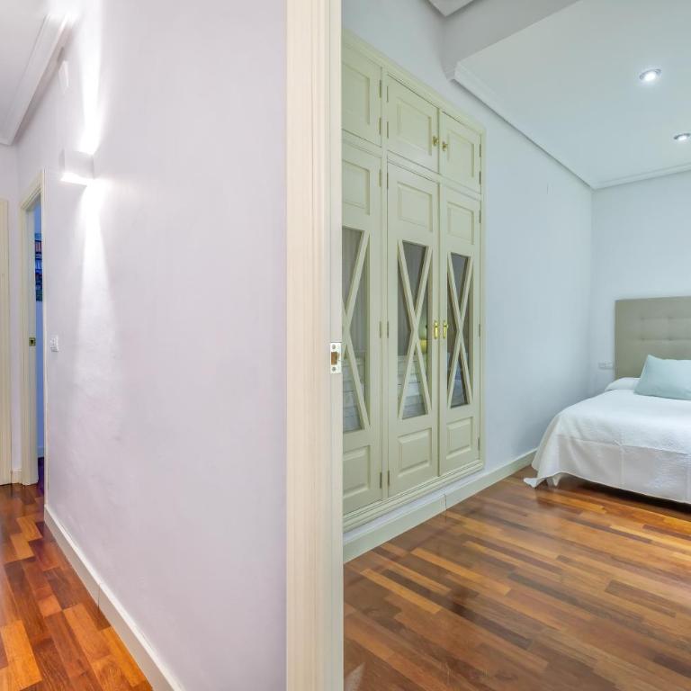 Apto Gran Capitán Center II - Parking Incluido - Three-Bedroom Apartment - 21