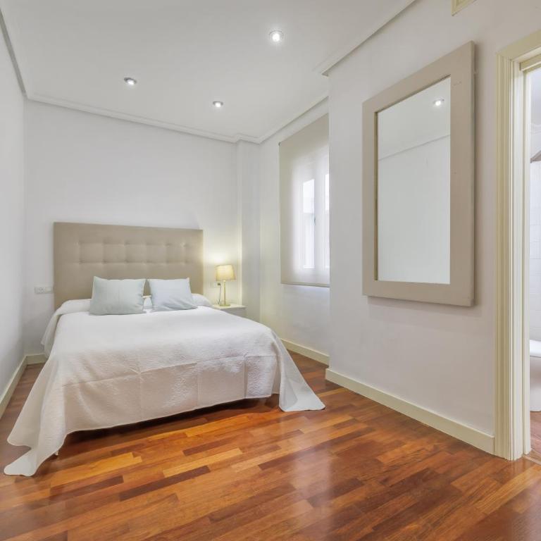 Apto Gran Capitán Center II - Parking Incluido - Three-Bedroom Apartment - 3