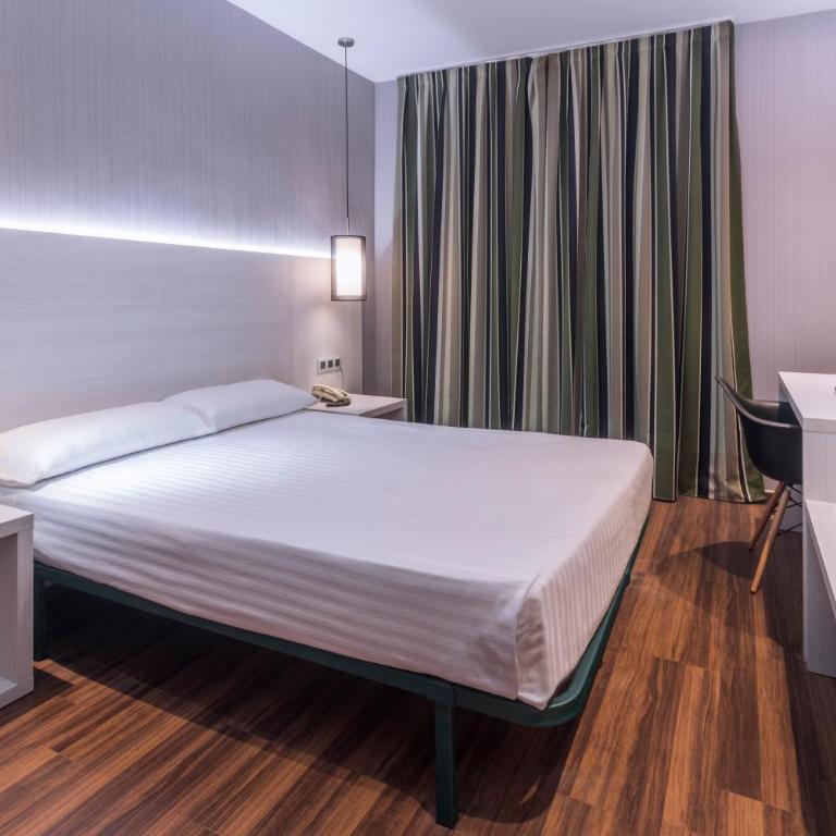 Hostal Operaramblas - Superior Double or Twin Room - 18