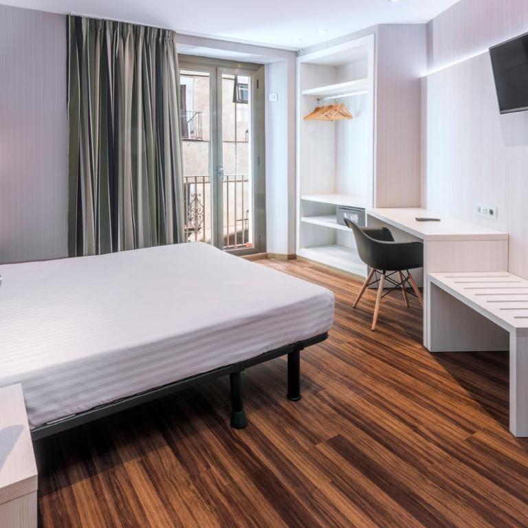 Hostal Operaramblas - Superior Double or Twin Room with Balcony - 10