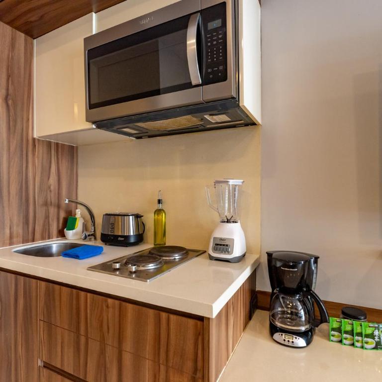 Bahay Condos steps from the beach and 5th ave - Loft - 4