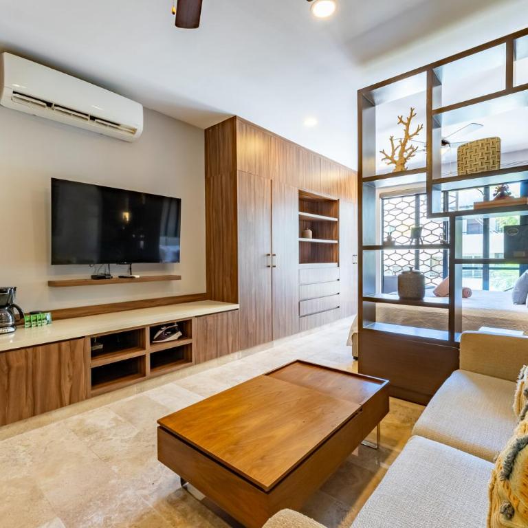 Bahay Condos steps from the beach and 5th ave - Loft - 10