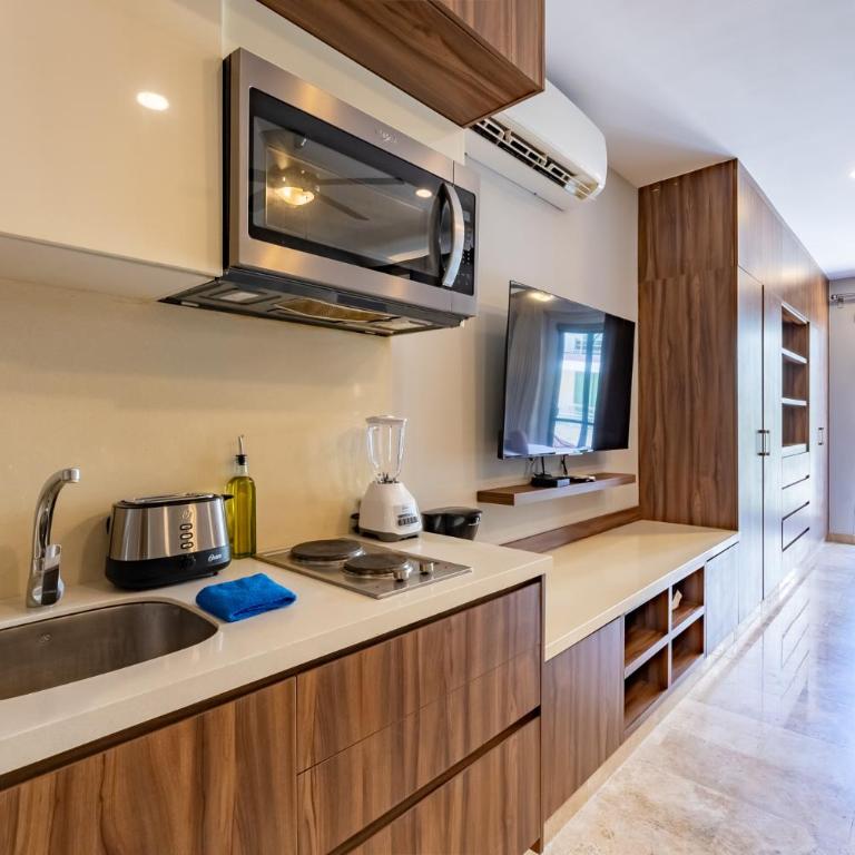 Bahay Condos steps from the beach and 5th ave - Loft - 12