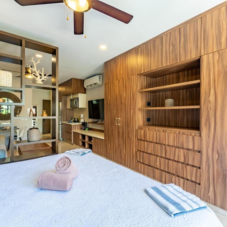 Bahay Condos steps from the beach and 5th ave - Loft - 1
