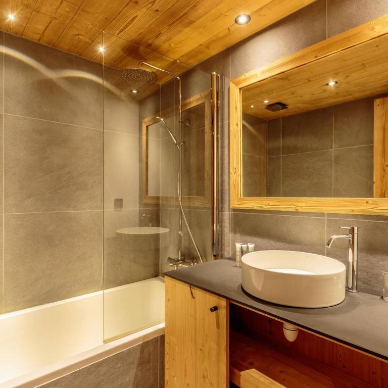 Chalet rénové avec spa, piscine et parking, pied des pistes - Appartement 3 Chambres - 7